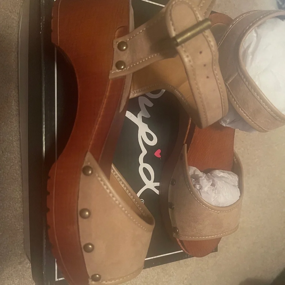 New in Box Women’s Qupid Brown Wood Sole Sandal - Picture 1 of 6